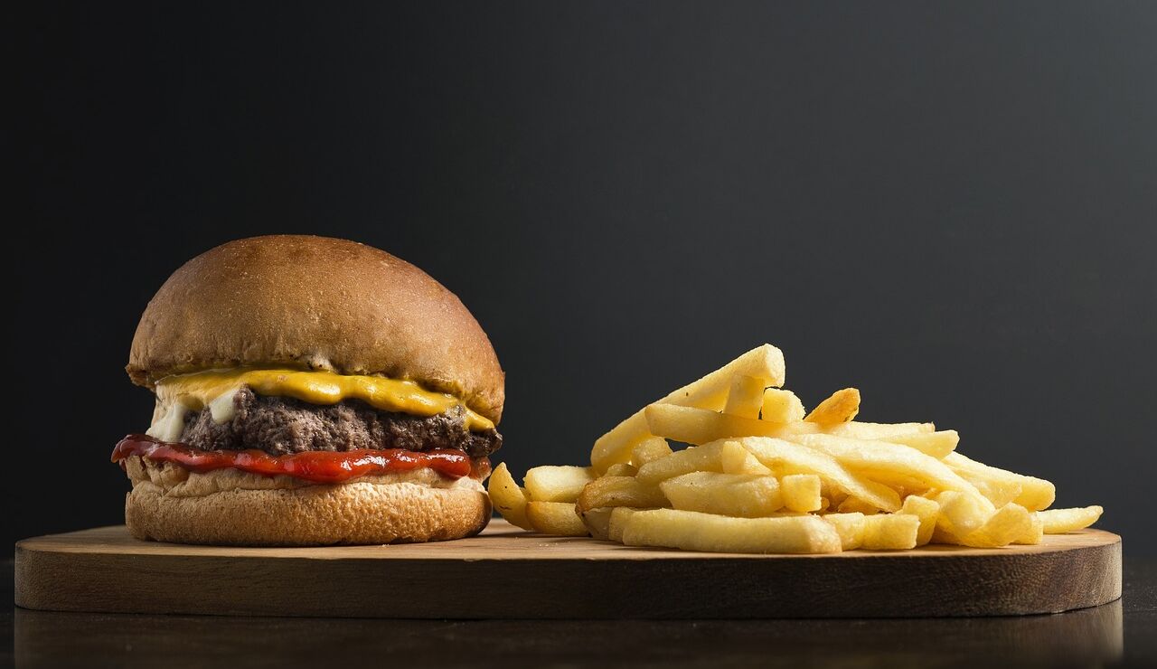 Hamburguesa con patatas.