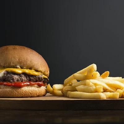 Hamburguesa con patatas.
