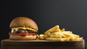 Hamburguesa con patatas.