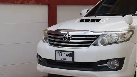 ¿Eres capaz de encontrar a la serpiente escondida en este coche? ¿Eres capaz de encontrar a la serpiente escondida en este coche? Se lleva un tremendo susto al ir a abrirlo