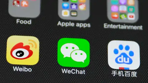 Móvil con las aplicaciones Weibo, WeChat y Baidu Móvil con las aplicaciones Weibo, WeChat y Baidu