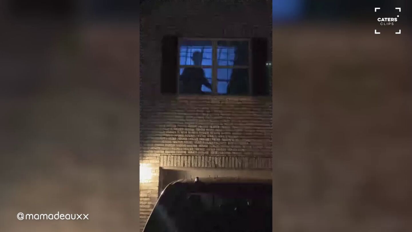 Compra un proyector para crear la decoraci&oacute;n de Halloween m&aacute;s espectacular: "La polic&iacute;a no ha llamado todav&iacute;a"