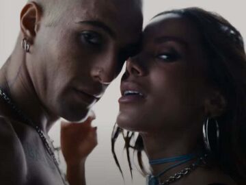 Anitta y Damiano David en el videoclip de Mil Veces.