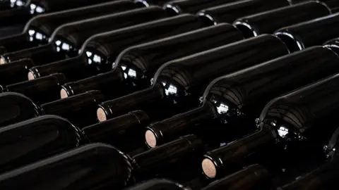 Botellas de vino (archivo) Botellas de vino (archivo)