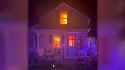 Casa decorada como si se estuviera incendiando Casa decorada como si se estuviera incendiando