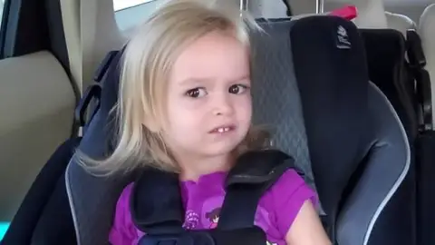La niña del meme de la mirada extrañada que no quería ir a Disneyland La niña del meme de la mirada extrañada que no quería ir a Disneyland