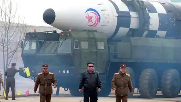 Kim Jong-Un junto a un gran misil