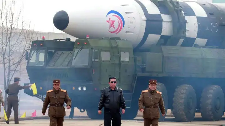 Kim Jong-Un junto a un gran misil