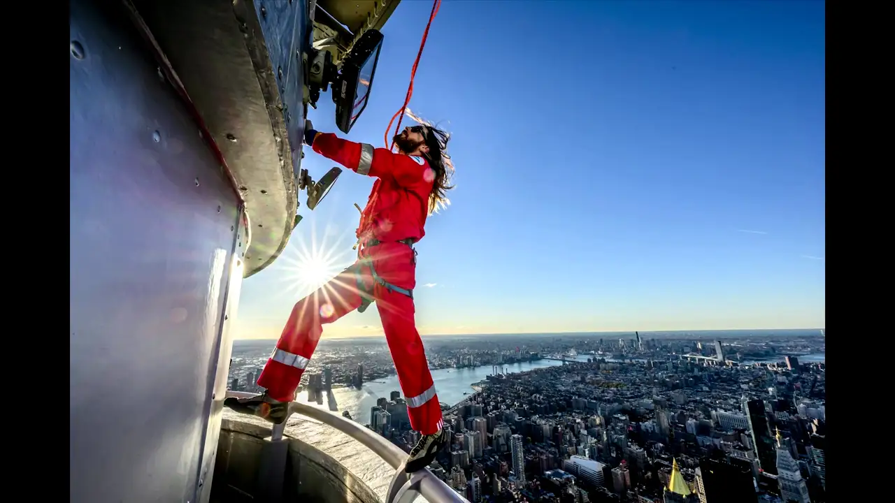 Jared Leto escala el Empire State Building para anunciar el próximo tour mundial de Thirty Seconds to Mars