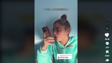 Esta cantante recibe una llamada comercial de una empresa de luz y su reacción se ha vuelto viral en TikTok