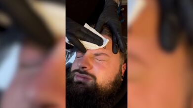 Un superfan de Shrek divide TikTok con un loco tatuaje en la frente