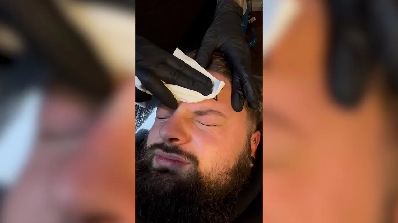 Un superfan de Shrek divide TikTok con un loco tatuaje en la frente