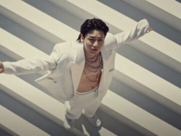 Jungkook en el videoclip de su canción 3D.