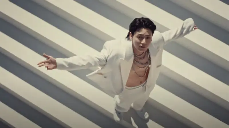 Jungkook en el videoclip de su canción 3D.
