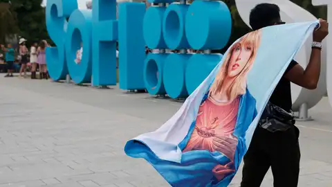 Imagen de archivo de un fan que lleva una bandera de Taylor Swift Imagen de archivo de un fan que lleva una bandera de Taylor Swift