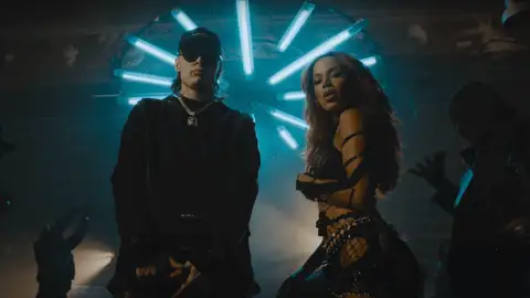 Peso Pluma en el videoclip de Bellakeo con Anitta. Peso Pluma en el videoclip de Bellakeo con Anitta.
