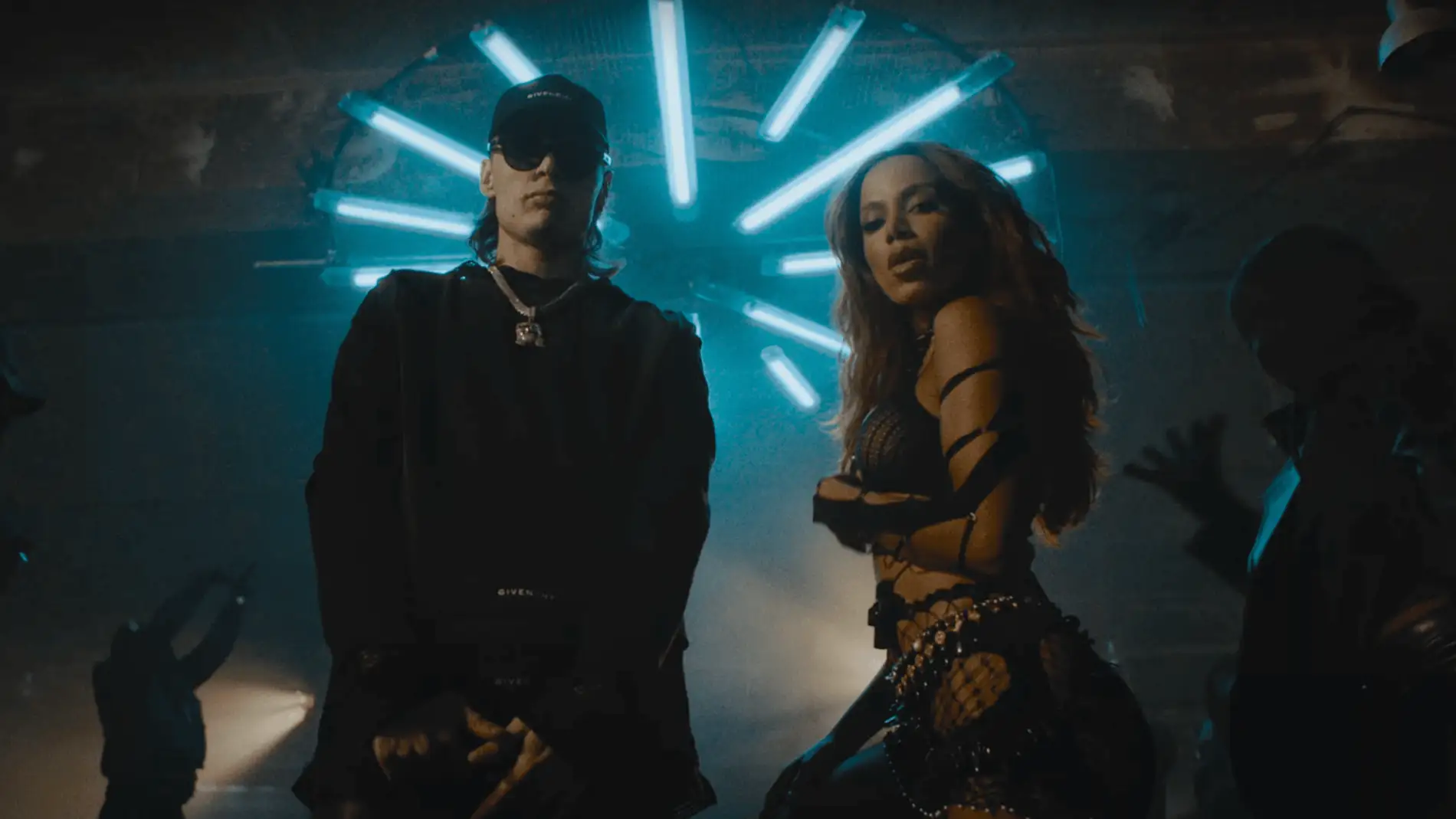 Peso Pluma en el videoclip de Bellakeo con Anitta.