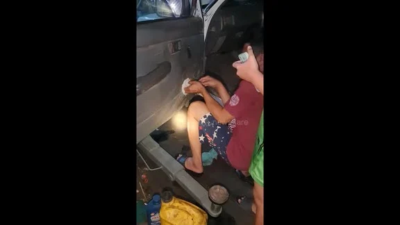 Rescatan a un gato de un coche