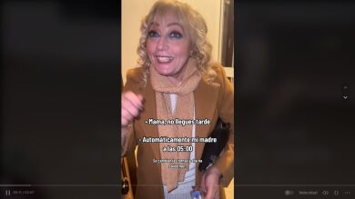 Sube un desternillante vídeo a TikTok de su madre llegando borracha a casa y arrasa: 