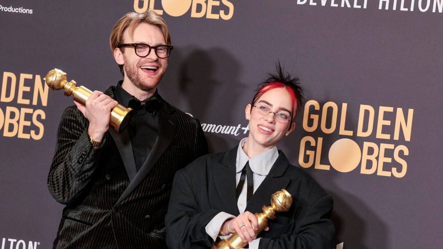 Billie Eilish y Finneas posan con sus Golden Globes