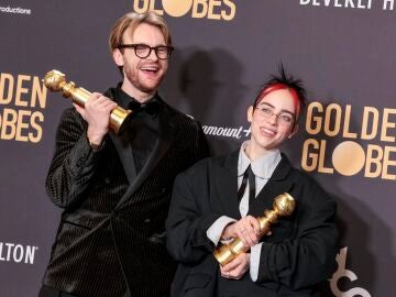Billie Eilish y Finneas posan con sus Golden Globes