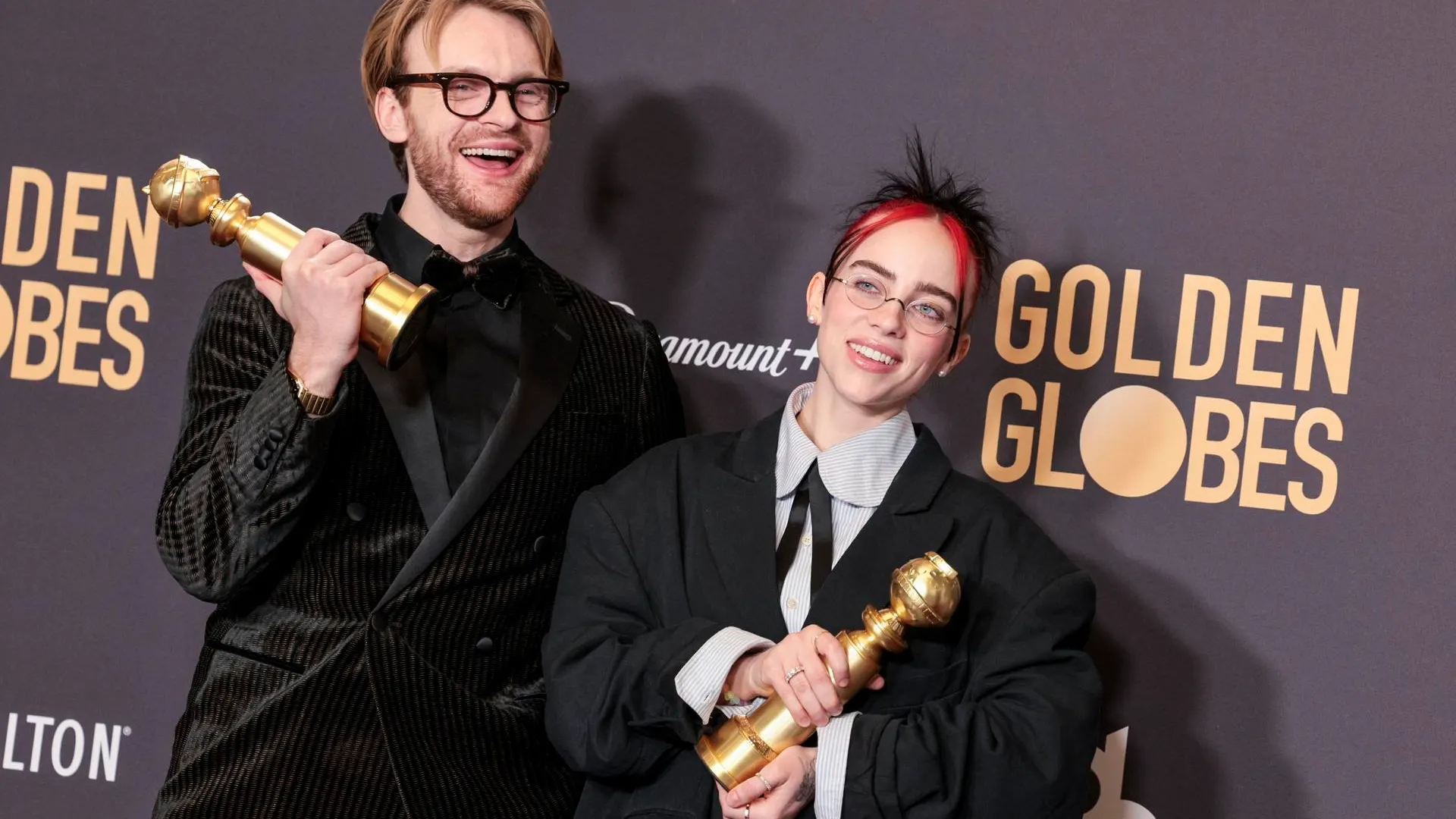 Billie Eilish y Finneas posan con sus Golden Globes Billie Eilish y Finneas posan con sus Golden Globes