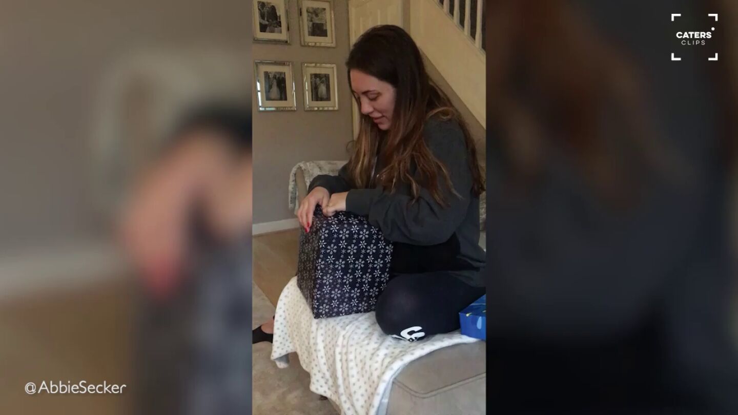 El emotivo video de una mujer que escucha por primera vez la voz de su esposo fallecido en un osito de peluche