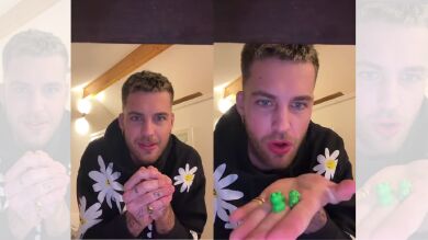 Le da una copia de las llaves de su casa y le gasta una broma con ranas que es mundial