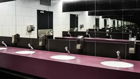 Espejo de un baño. Espejo de un baño.