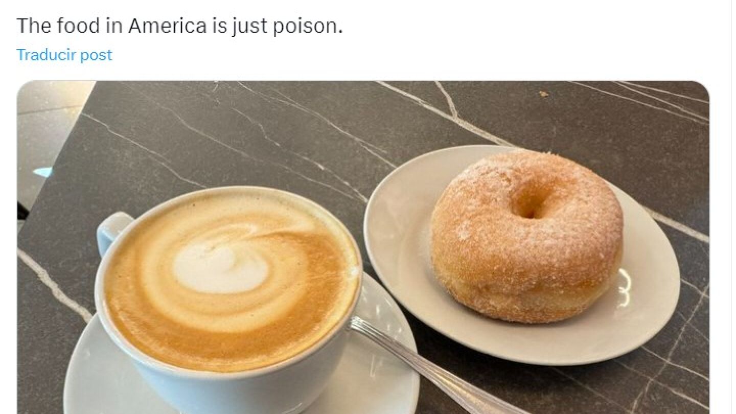 Caf&eacute; y donut desayuno