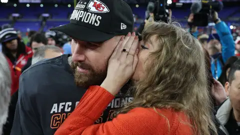 Travis Kelce y Taylor Swift tras la victoria de Kansas City Chiefs Travis Kelce y Taylor Swift tras la victoria de Kansas City Chiefs