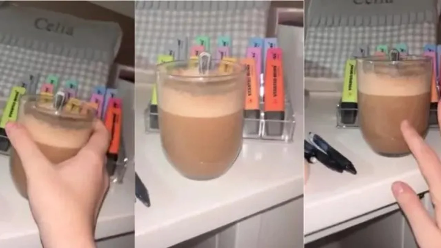 Tiktok café derramado Café sobre mesa de escritorio