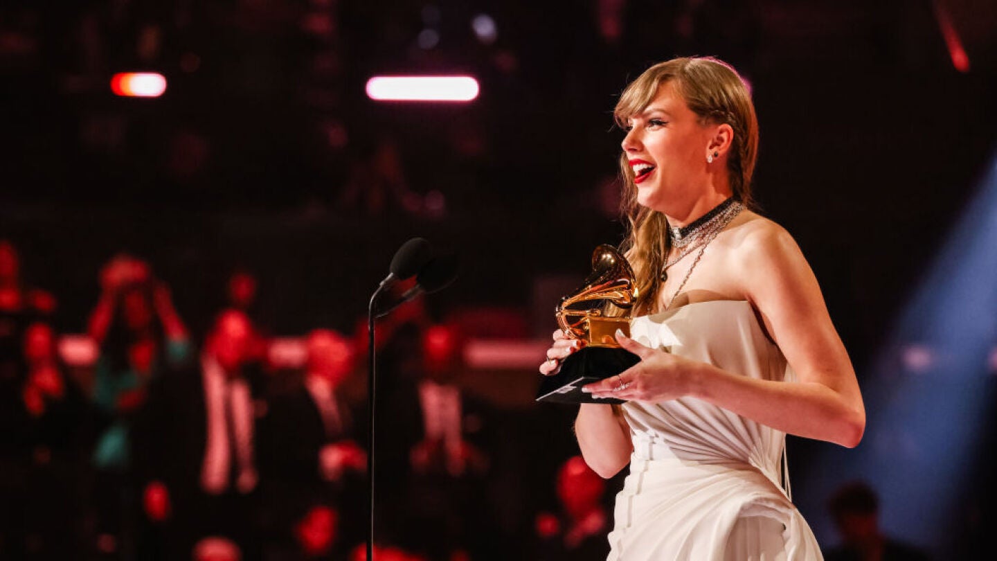 Taylor Swift recibiendo el Grammy a mejor álbum del año por Midnights