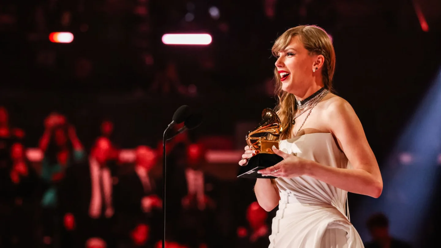 Taylor Swift recibiendo el Grammy a mejor álbum del año por Midnights Taylor Swift recibiendo el Grammy a mejor álbum del año por Midnights