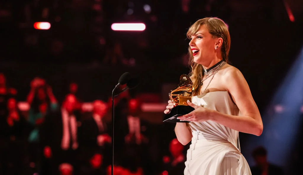 Taylor Swift recibiendo el Grammy a mejor álbum del año por Midnights