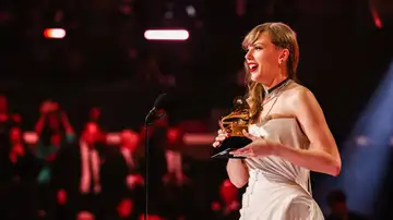 Taylor Swift recibiendo el Grammy a mejor álbum del año por Midnights