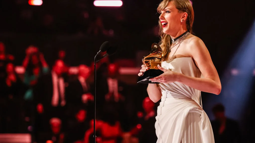 Taylor Swift recibiendo el Grammy a mejor álbum del año por Midnights