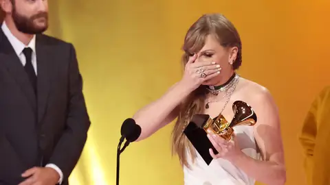 Taylor Swift recogiendo un Premio Grammy Taylor Swift recogiendo un Premio Grammy