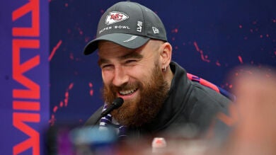 Travis Kelce reacciona a la histórica noche de Taylor Swift en los Grammys y revela cuál es su canción favorita suya