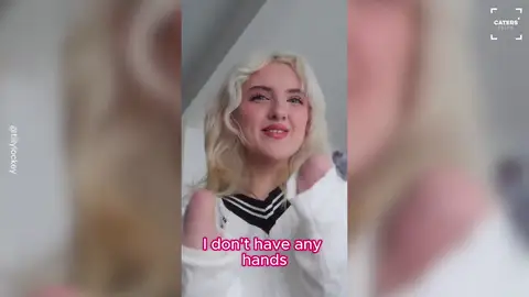 Una tiktoker adolescente sin manos se hace las uñas Una tiktoker adolescente sin manos se hace las uñas