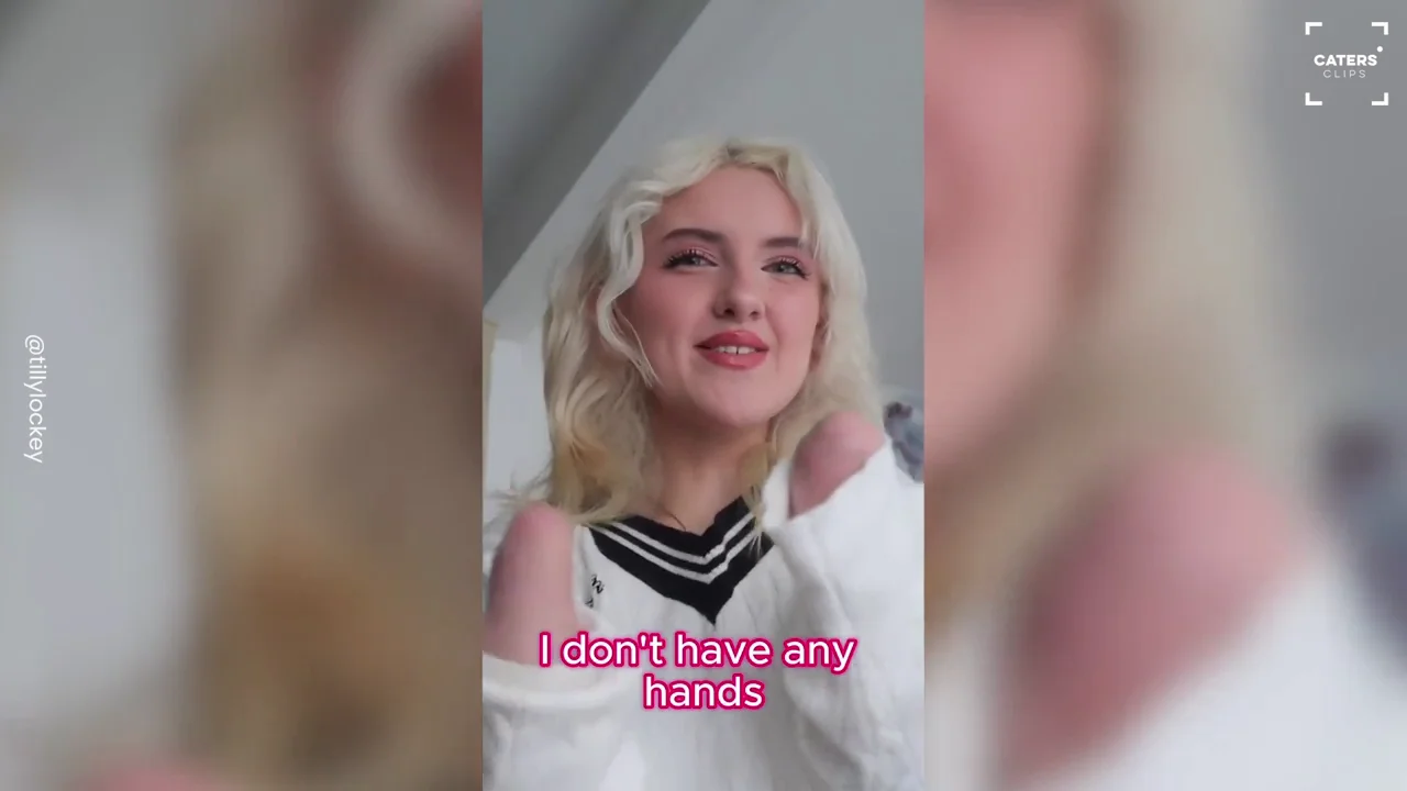 Una tiktoker adolescente sin manos se hace las u&ntilde;as