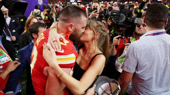 El beso de Taylor Swift y Travis Kelce en la Super Bowl El beso de Taylor Swift y Travis Kelce en la Super Bowl