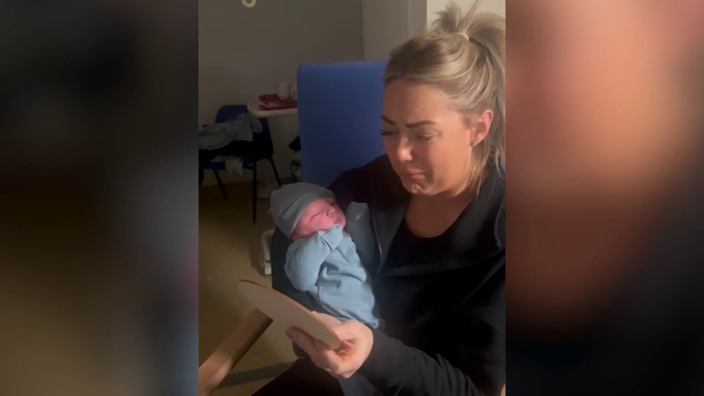 Deja que su hermana la acompa&ntilde;e durante el nacimiento de su hijo y cuando revela que nombre le ha puesto se pone a llorar emocionada