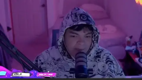 Komanche en uno de sus streams. Komanche en uno de sus streams.