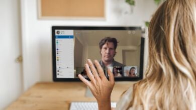 Una reunión de Zoom acaba en pelea por culpa de un escote y un malentendido