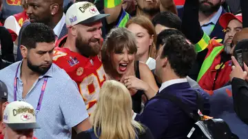 Travis Kelce y Taylor Swift celebrando la victoria en la Super Bowl