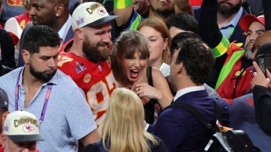 Travis Kelce llega a Sidney para acompañar a Taylor Swift en su gira y pasan el día entre koalas