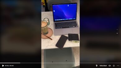 Deja todos sus objetos valiosos encima de la mesa en una cafería de Noruega y nadie puede creer lo que sucede cuando se va