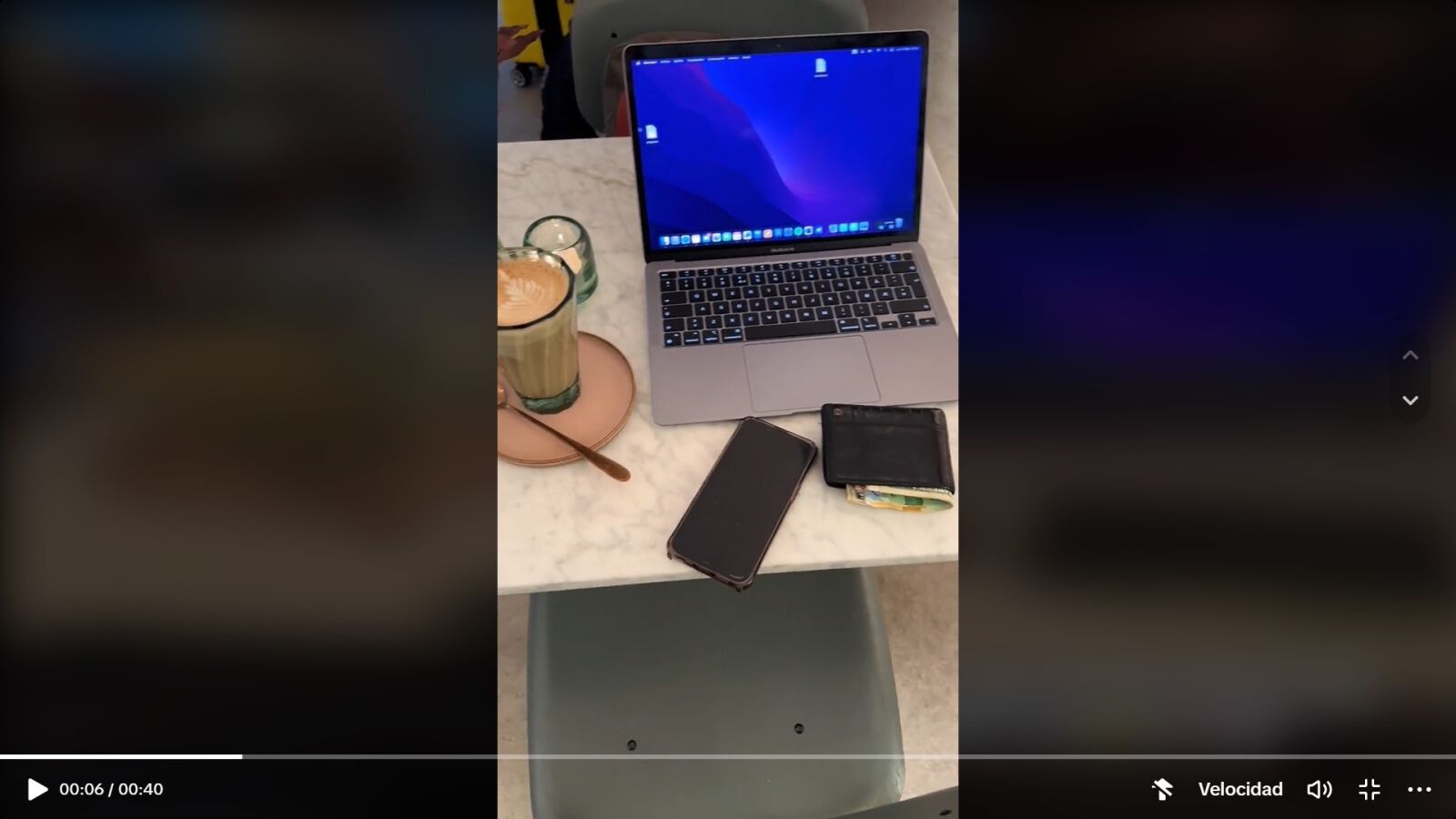 Deja todos sus objetos valiosos encima de la mesa en una cafería de Noruega y nadie puede creer lo que sucede cuando se va