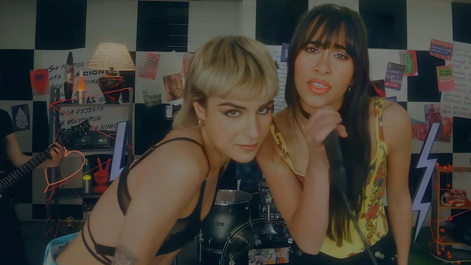 Natalia Lacunza y Aitana en el videoclip de Cuando te fuiste